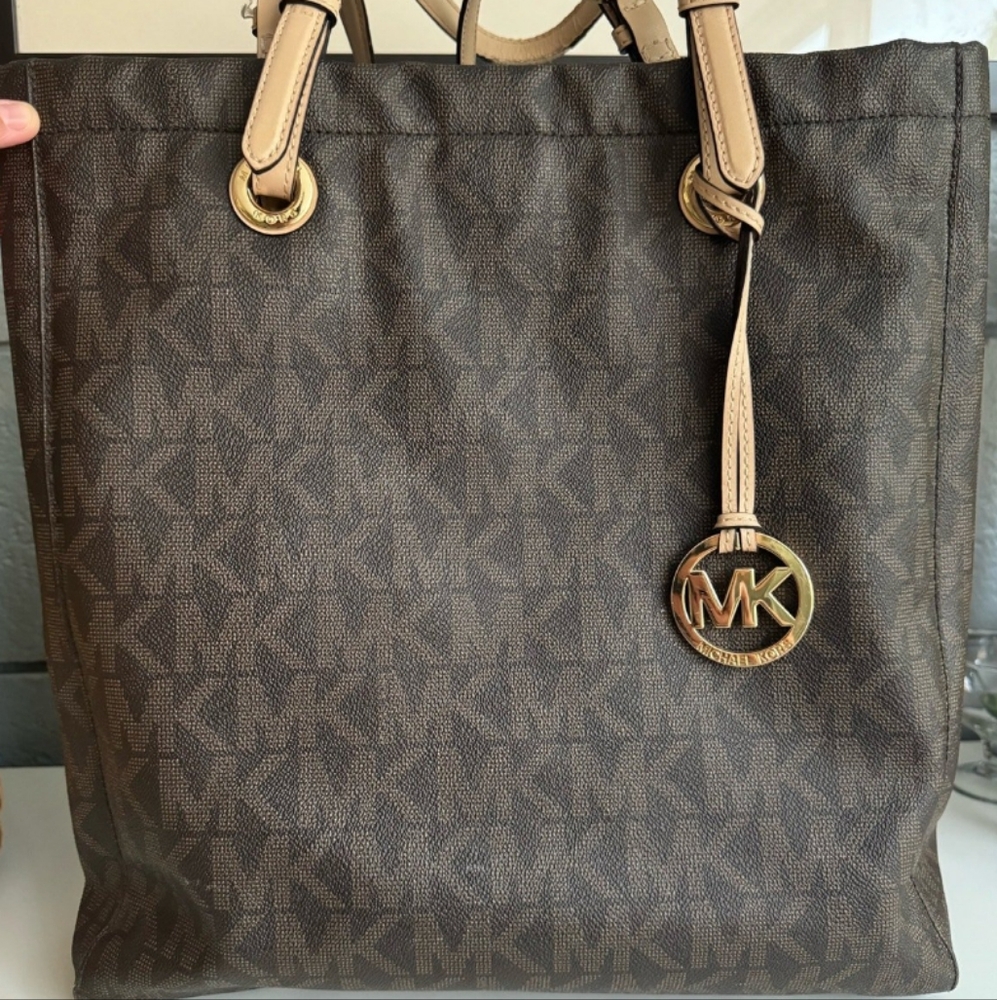 Michael Kors Jet Set Bag and Wallet - Picture 2 of 9